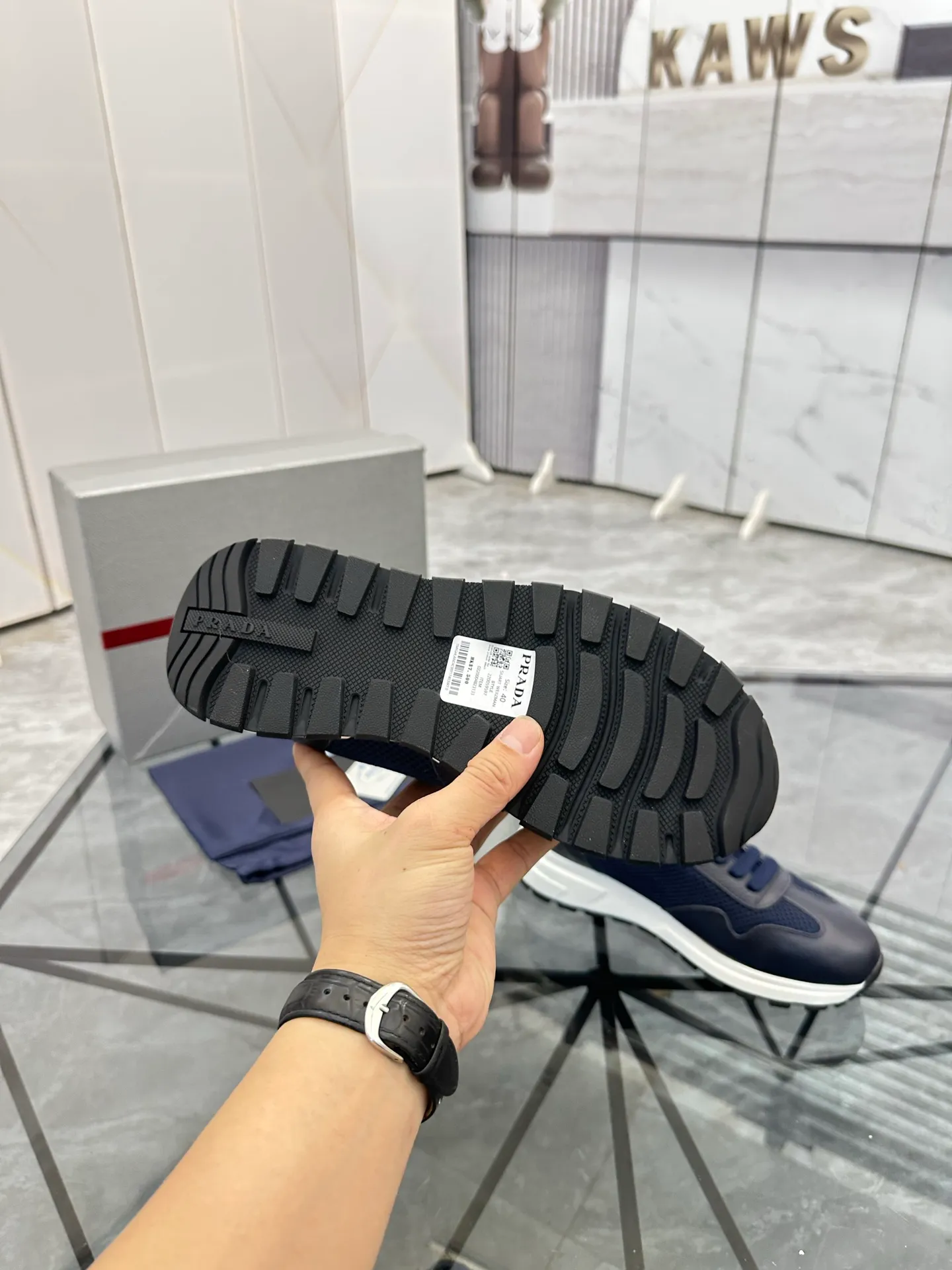 Men's shoes: 💰P600¥ High-end top quality Product trademark: Prada *"Prada*" low-top casual shoes Regular size: 38-45 (can be customized to 46) Product materials: imported first-layer cowhide stitching original material on the upper, water-dyed cowhide lining, cowhide foot pads, original outsole. No.: 001